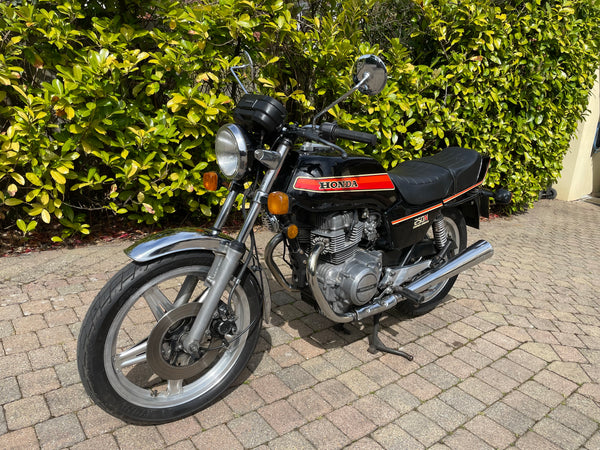 Обзор мотоцикла Honda CB 250N Super Dream 1981 - узнайте все особенности и характеристики этой легендарной модели мотоцикла! Обзор мотоцикла Honda CB 250N Super Dream 1981: особенности и характеристики