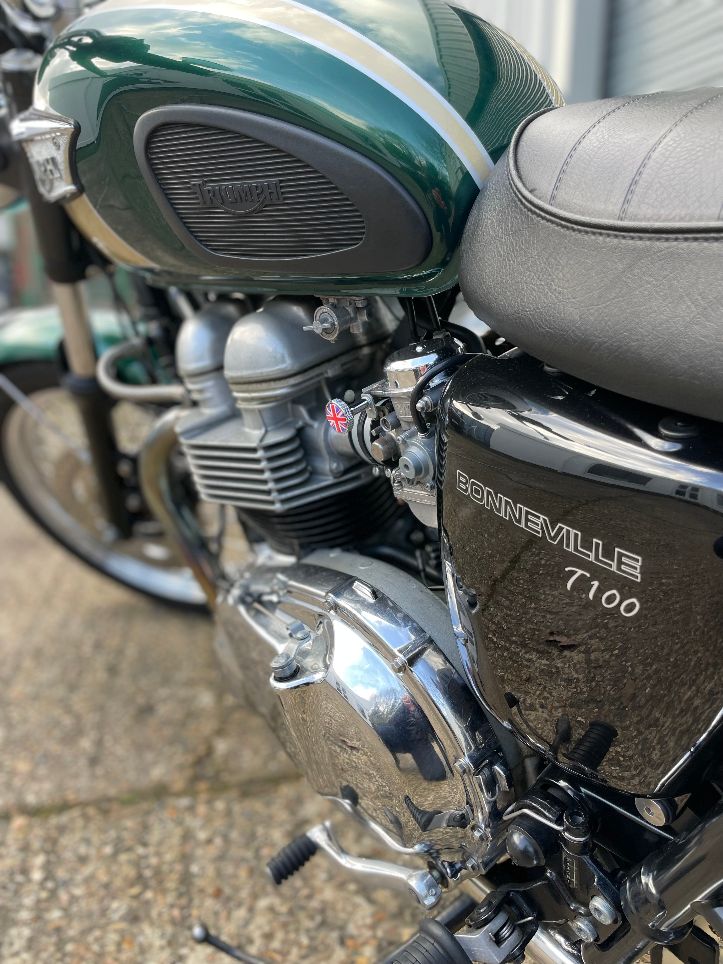 Triumph Bonneville T100 - British Racing Green – Motobox Classic